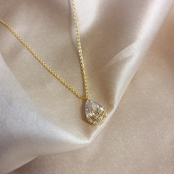 Jewelry - ✨Teardrop Flower Zircon Necklace